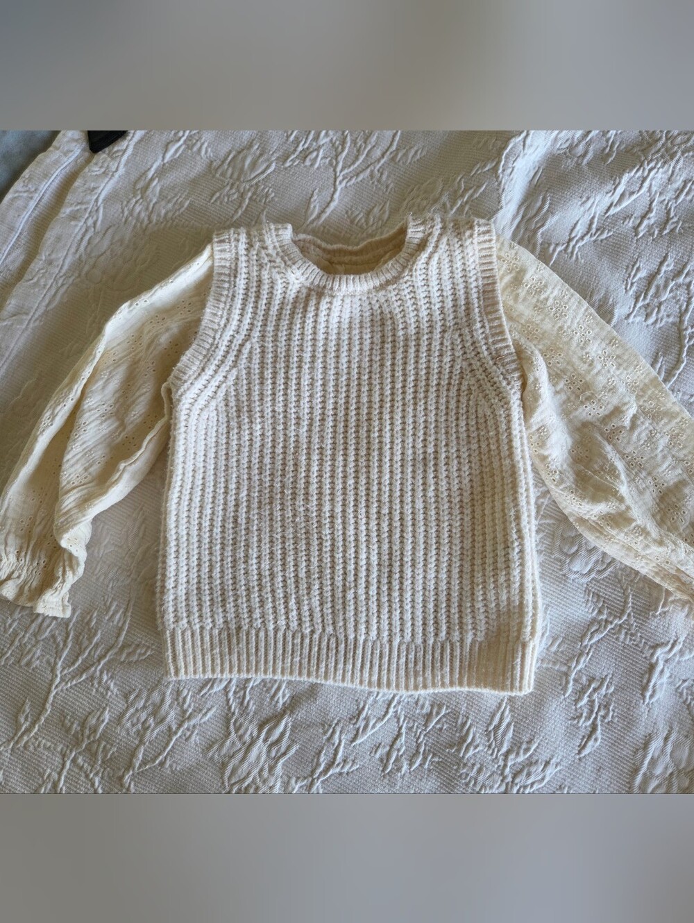 Zara | Cream Knit V-Neck Eyelet Sleeve Sweater